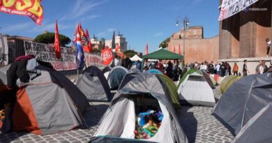 Roma, tende vicino al Colosseo: la protesta contro il riarmo e il caro vita continua