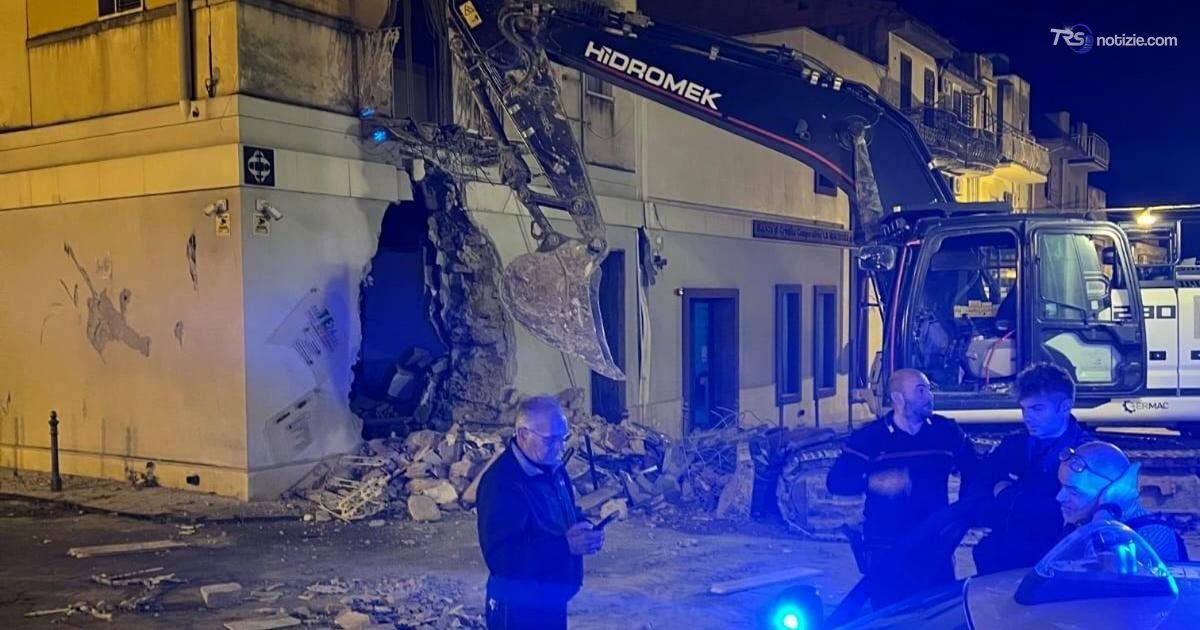 Ruspe in azione e doppio colpo nella notte, portati via due bancomat