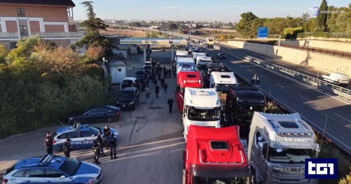 Blocco tir, proteste e disagi: porti fermi e scaffali vuoti, cresce l’allarme