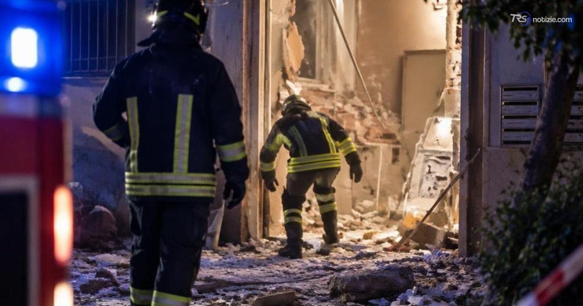 Paura a Ostia nella notte, esplode un ordigno davanti a una palazzina popolare: due feriti