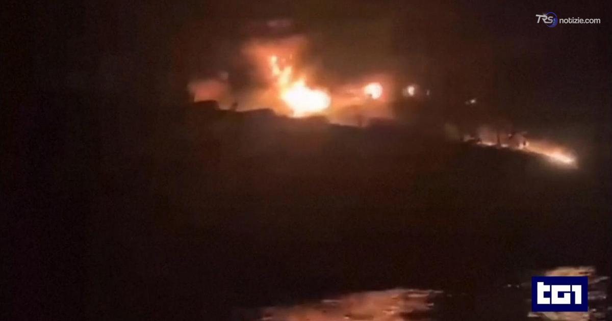 Tensione a Hormuz: petroliere in fiamme e pedaggi imposti dall’Iran