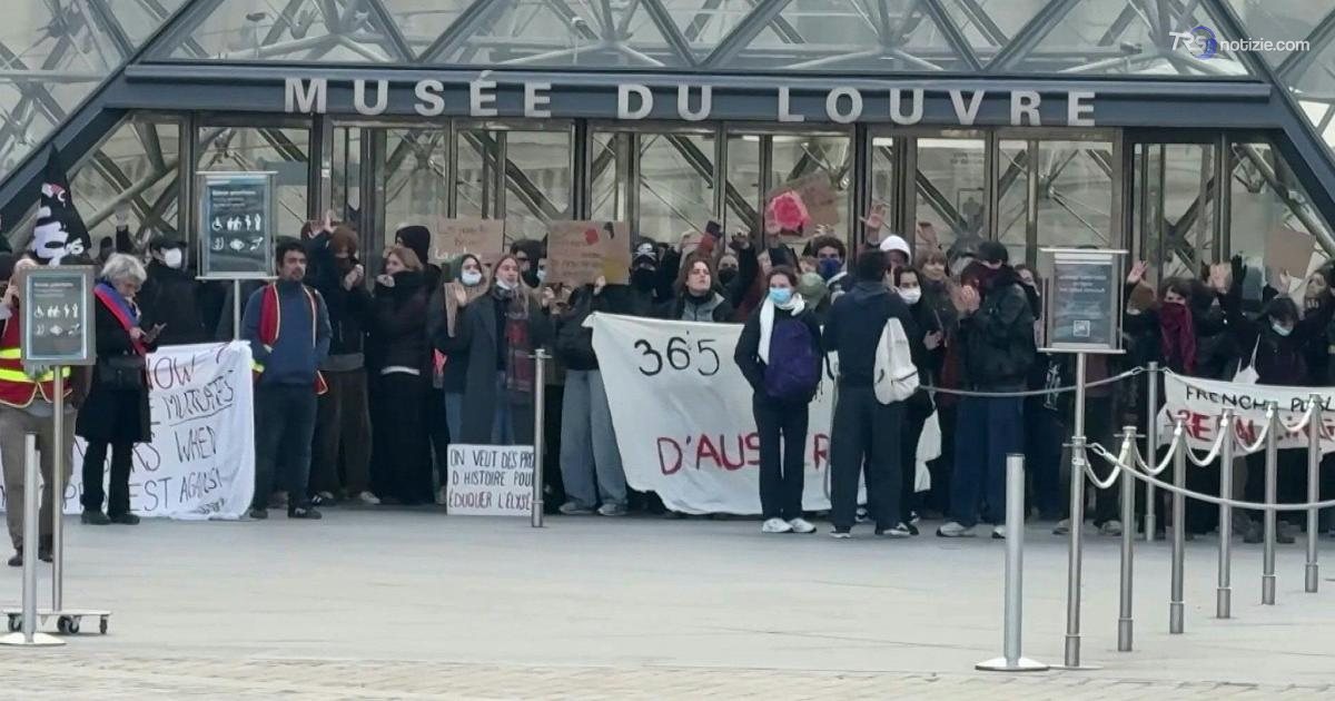 A Parigi decine di studenti hanno bloccato l’accesso al museo del Louvre -Video