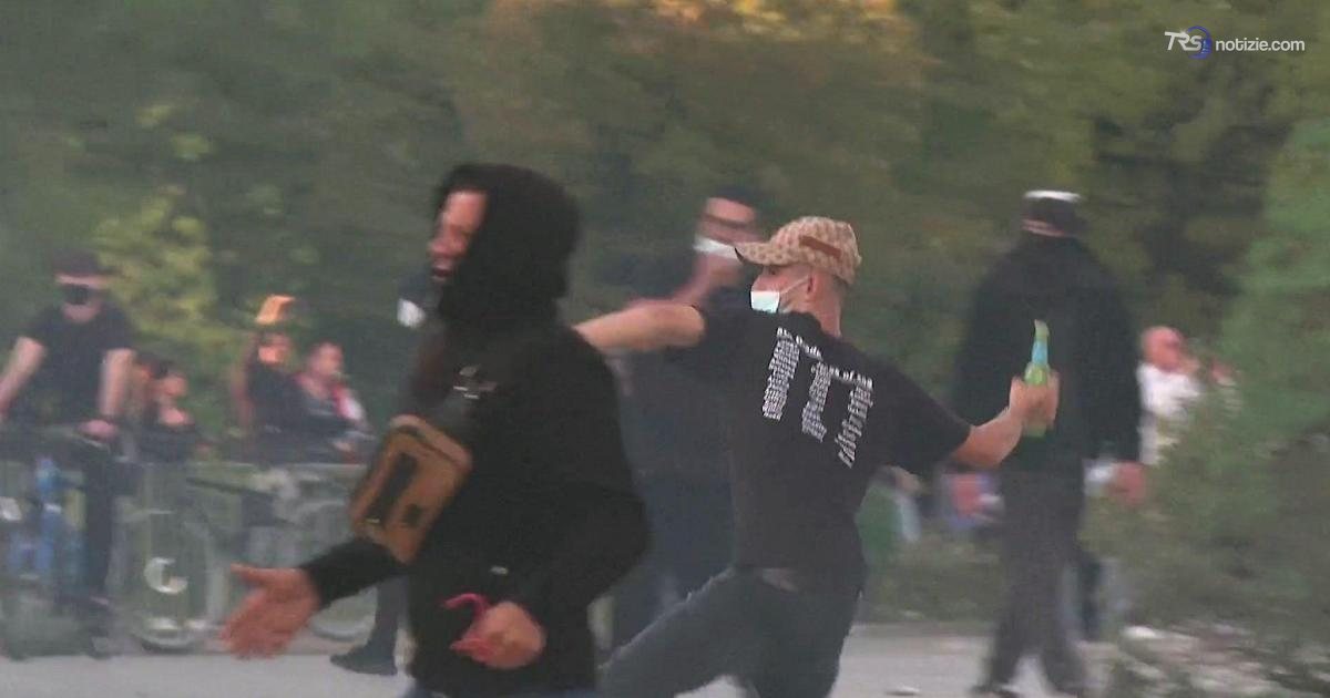 Tirana, gli studenti lanciano molotov e fuochi d’artificio e la polizia risponde con gas e idranti