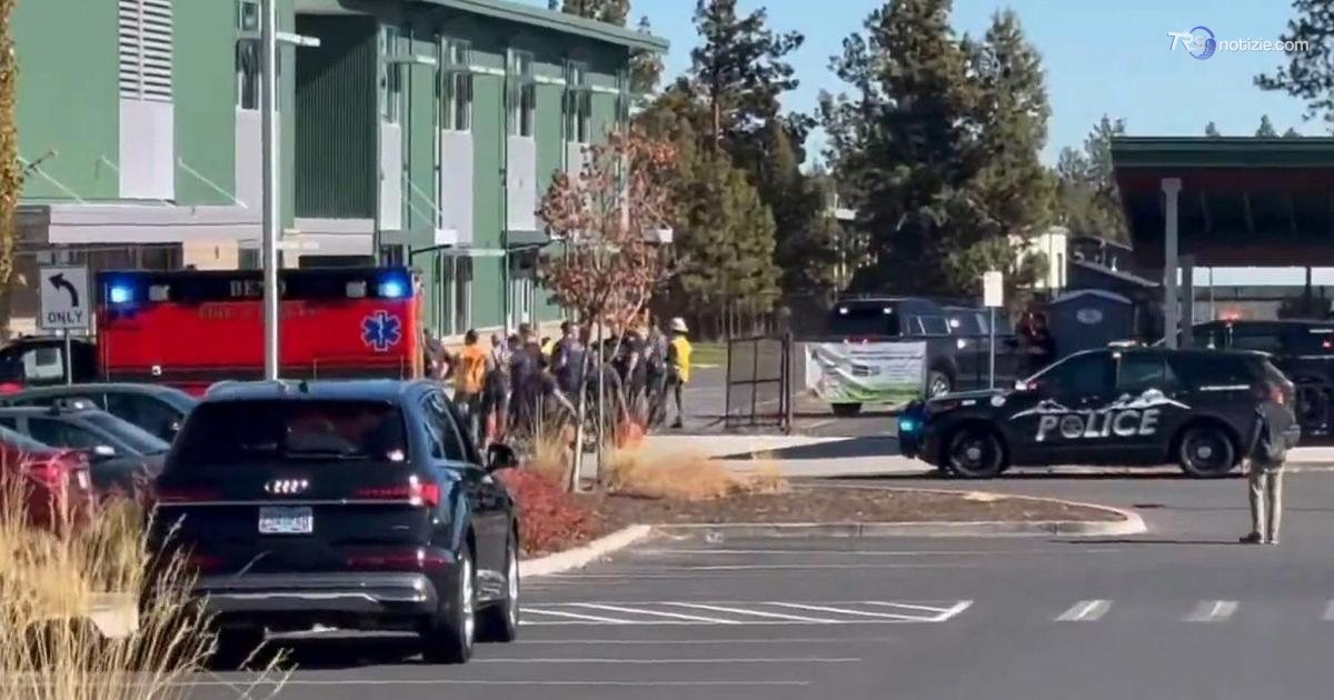Paramedici in attesa presso la Silver Rail Elementary School a Bend, in Oregon
