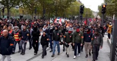 Oltre 100.000 parigini in corteo: "Vogliamo vivere, non solo sopravvivere"