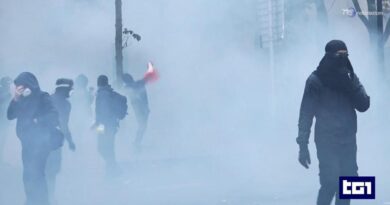 Lacrimogeni e idranti in una Parigi blindata