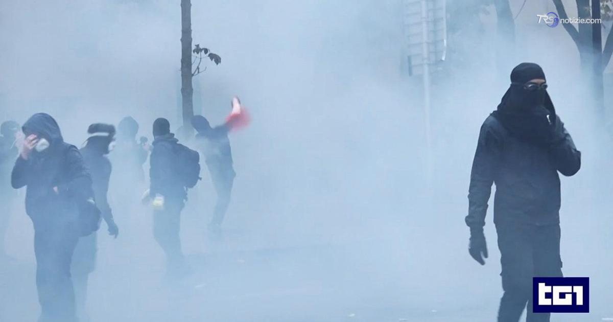 Lacrimogeni e idranti in una Parigi blindata