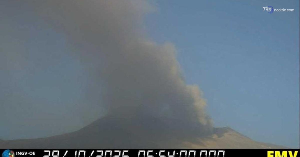 Etna: allerta aeronautica rossa per la cenere vulcanica. Aeroporto operativo
