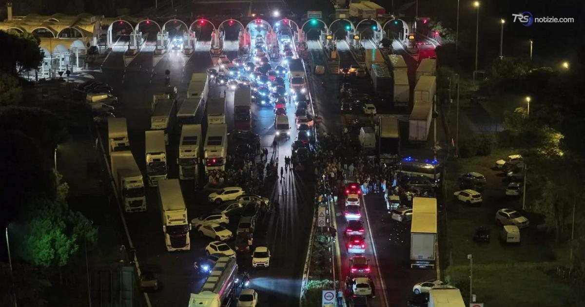 Protesta dei Tir, manifestanti bloccano temporaneamente il casello di San Gregorio
