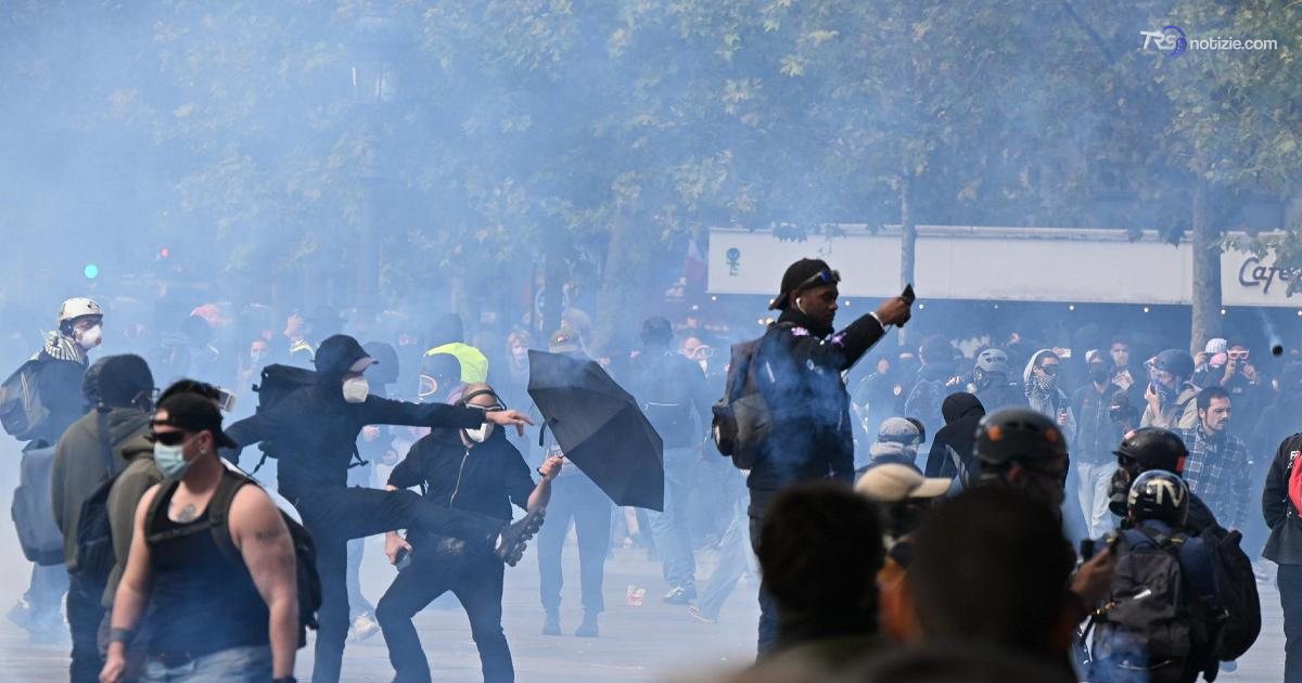 Francia, scontri e proteste nelle città. Macron: “Rabbia e vergogna, chi ha distrutto dovrà pagare”