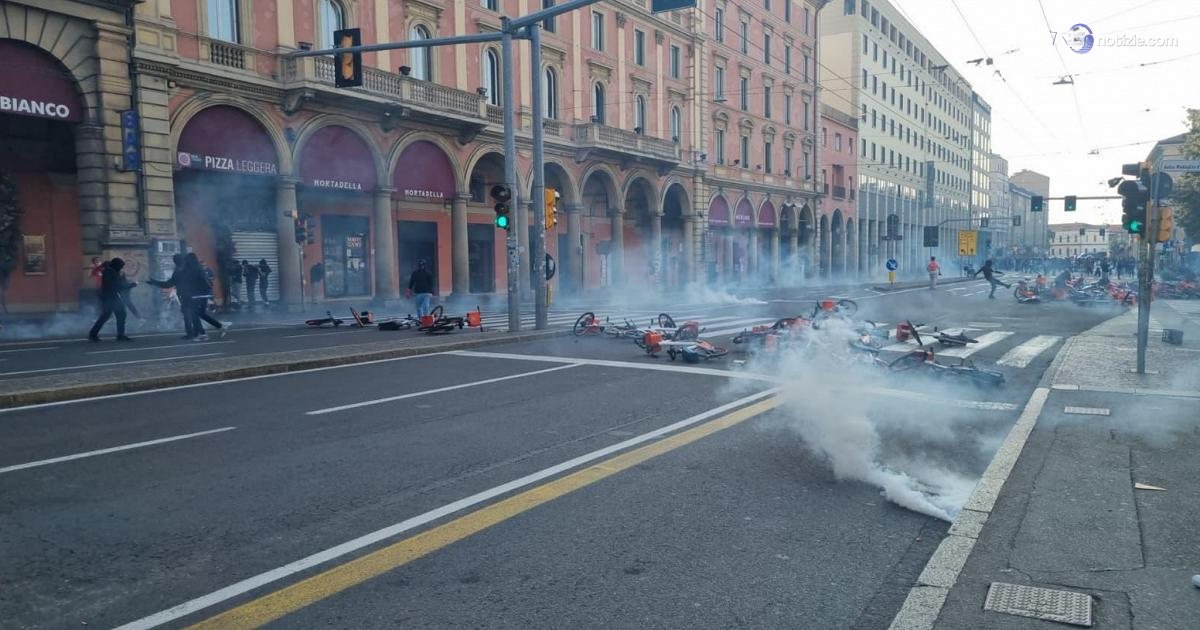 Bologna: disordini e lancio di fumogeni e bombe carta, almeno 7 persone fermate