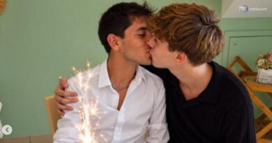 Insulti omofobi dopo la foto di un bacio sui social, le parole della nonna: "L'amore vince su tutto"