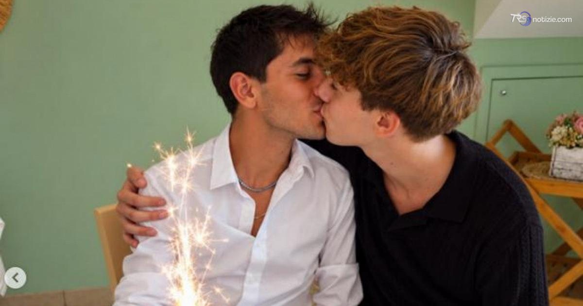 Insulti omofobi dopo la foto di un bacio sui social, le parole della nonna: “L’amore vince su tutto”