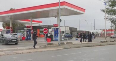 Attentato in Francia, prolungato il fermo dell'accusato. Macron: "Gesto razzista"