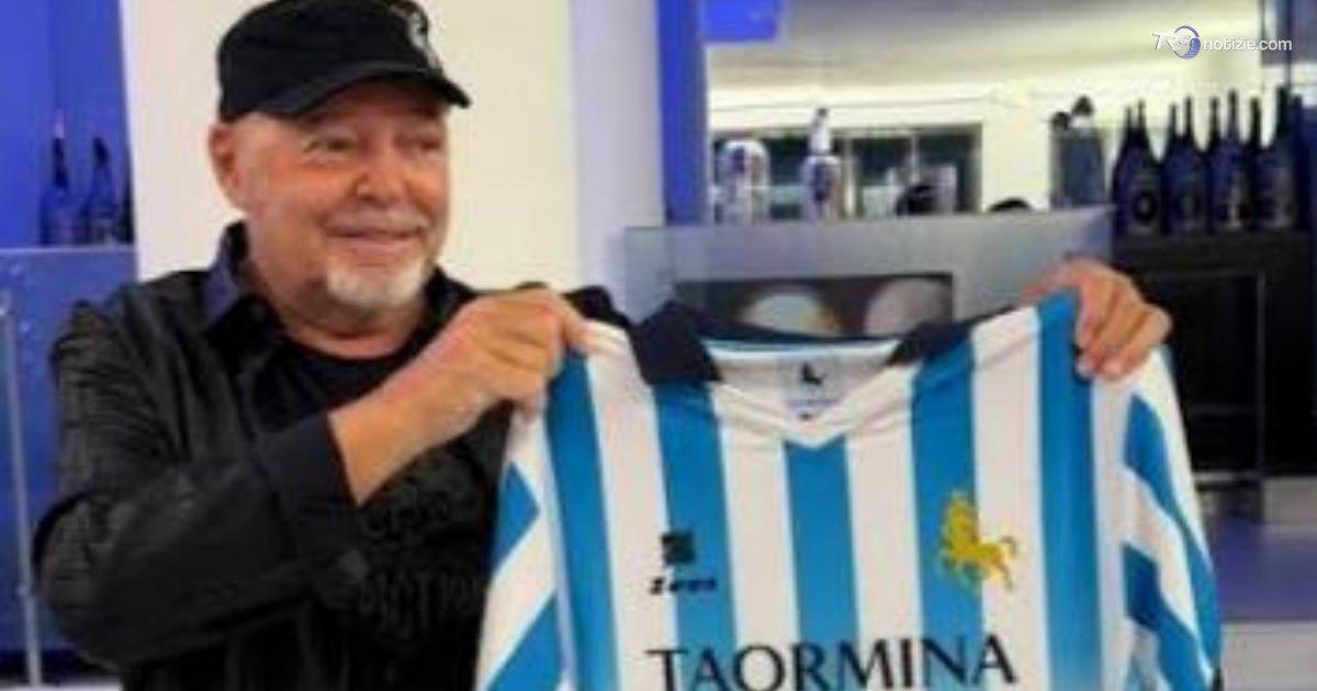 Vasco Rossi sfoggia la maglia del Fc Taormina numero 7 con il suo nome