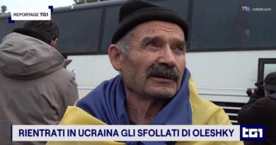 Le famiglie di Oleshky in attesa dei familiari dopo oltre quattro anni di guerra