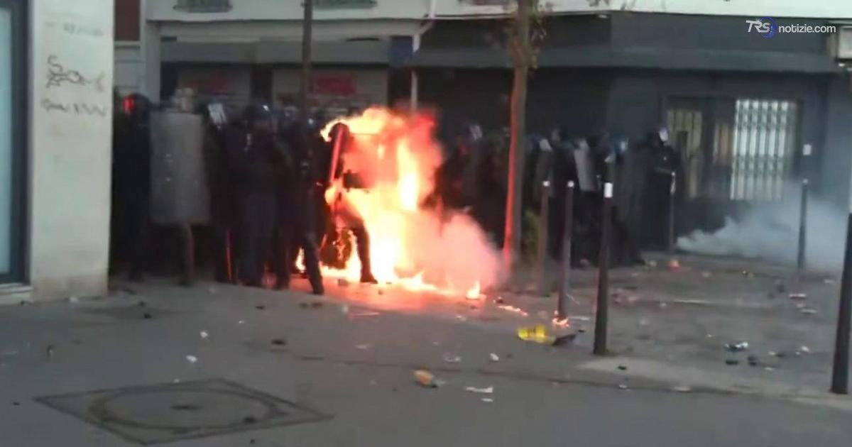 Molotov contro i poliziotti quando il corteo arriva a Porte de Charenton