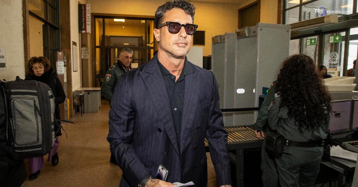 Fabrizio Corona non si ferma all'alt dei carabinieri: inseguito per 700 metri, guidava senza patente