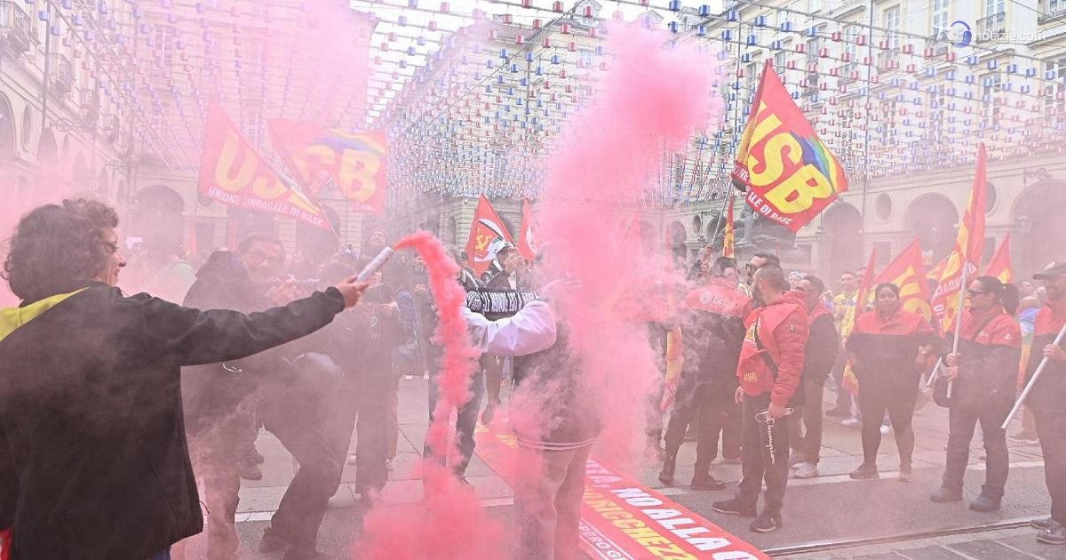 Torino, cariche e idranti su dimostrantI
