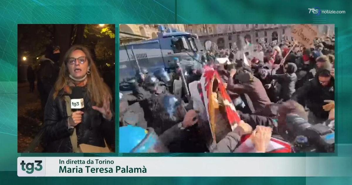 Torino, il corteo serale prosegue tra i temi del carovita e della scuola