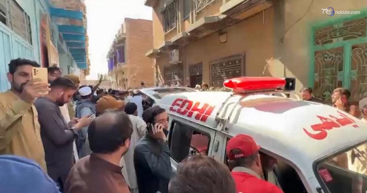 Crolla il tetto di una scuola in Pakistan, 28 morti e 30 feriti. I soccorritori al lavoro