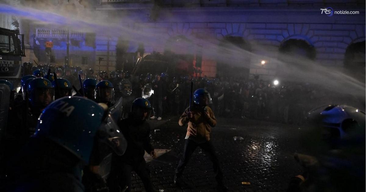 Scontri a Roma, idrante in azione: contro i manifestanti