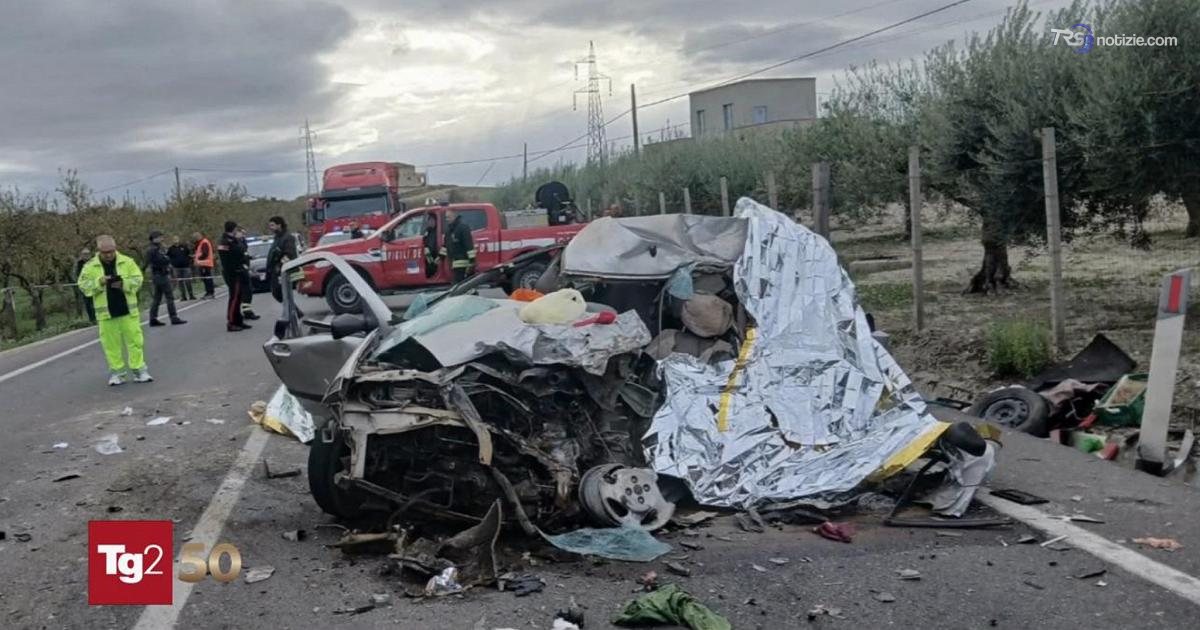 Scontro mortale nell'Agrigentino tra un auto e un tir sulla statale: morti quattro braccianti