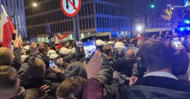 Manifestazione di protesta davanti alla sede del Tribunale Costituzionale polacco a Varsavia