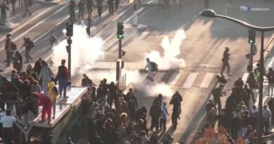 Parigi, corteo tranquillo, poi scontri