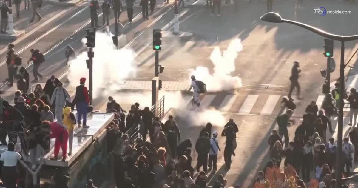 Parigi, corteo tranquillo, poi scontri