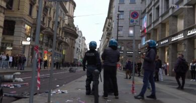 Milano, piatti lanciati dal balcone sui manifestanti in via Torino: "Mi poteva spaccare la testa"