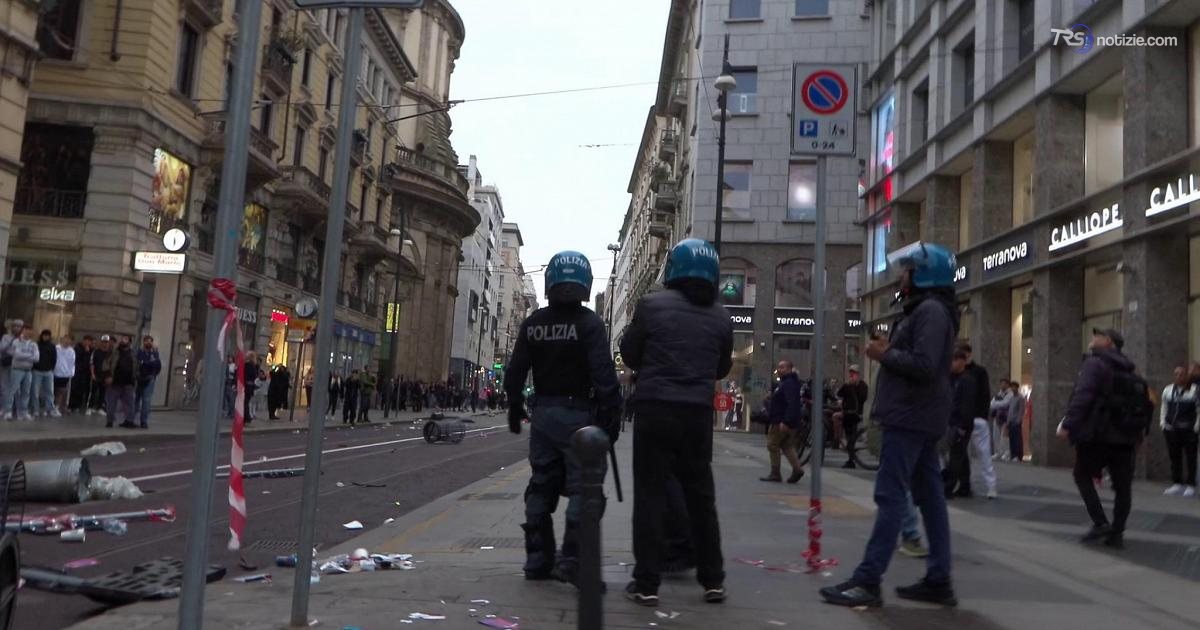 Milano, piatti lanciati dal balcone sui manifestanti in via Torino: “Mi poteva spaccare la testa”
