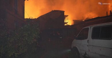 In fiamme un edificio colpito dai droni a Kharkiv: ferito anche un bimbo di 4 anni