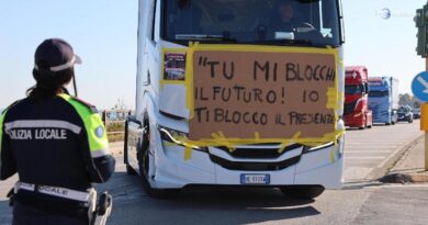 TIR, il governo promette aiuti. Stop ai blocchi in Sicilia, si continua in altre regioni del Sud