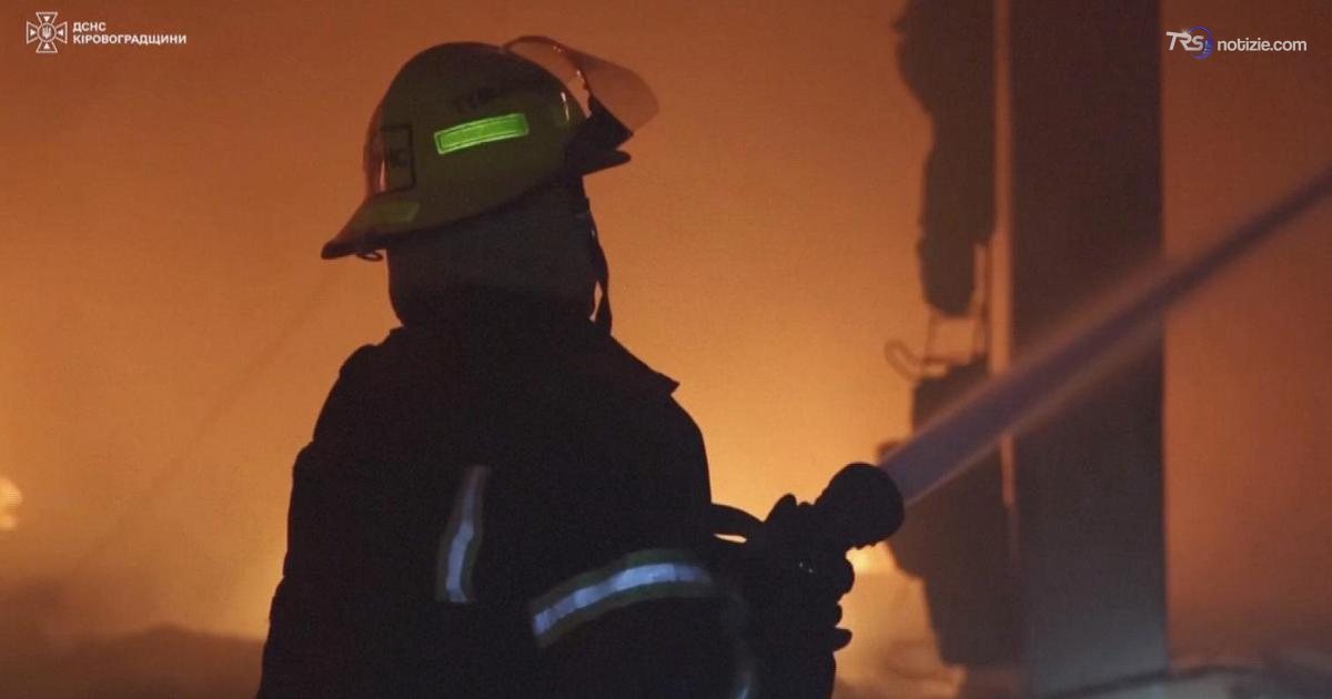 Kropyvnytskyi, vigili del fuoco spengono l'incendio causato da attacco di droni