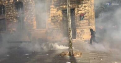 Parigi, ancora tensione in Place de la République: bruciato un portone