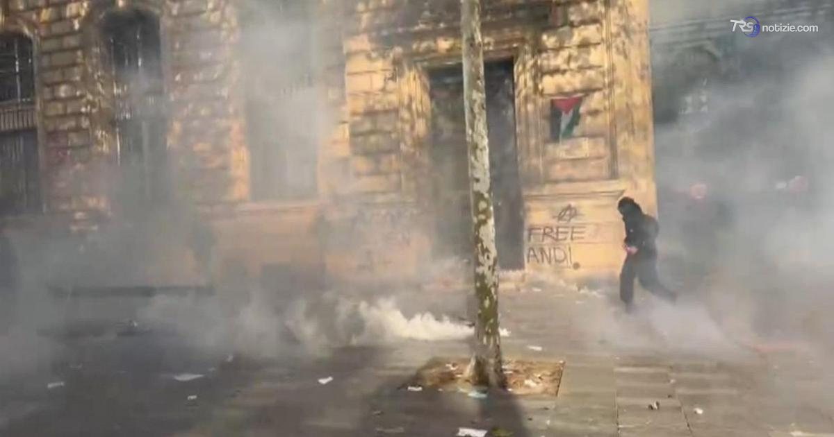 Parigi, ancora tensione in Place de la République: bruciato un portone