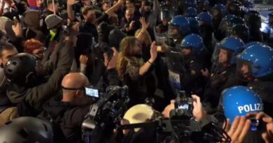 Roma, corteo spontaneo bloccato dalla polizia su Ponte Sisto