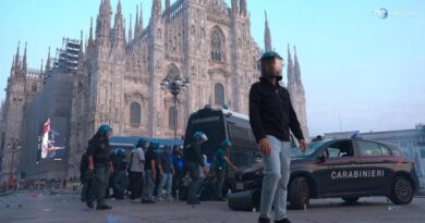Milano, caos totale in piazza Duomo, auto dei carabinieri distrutte