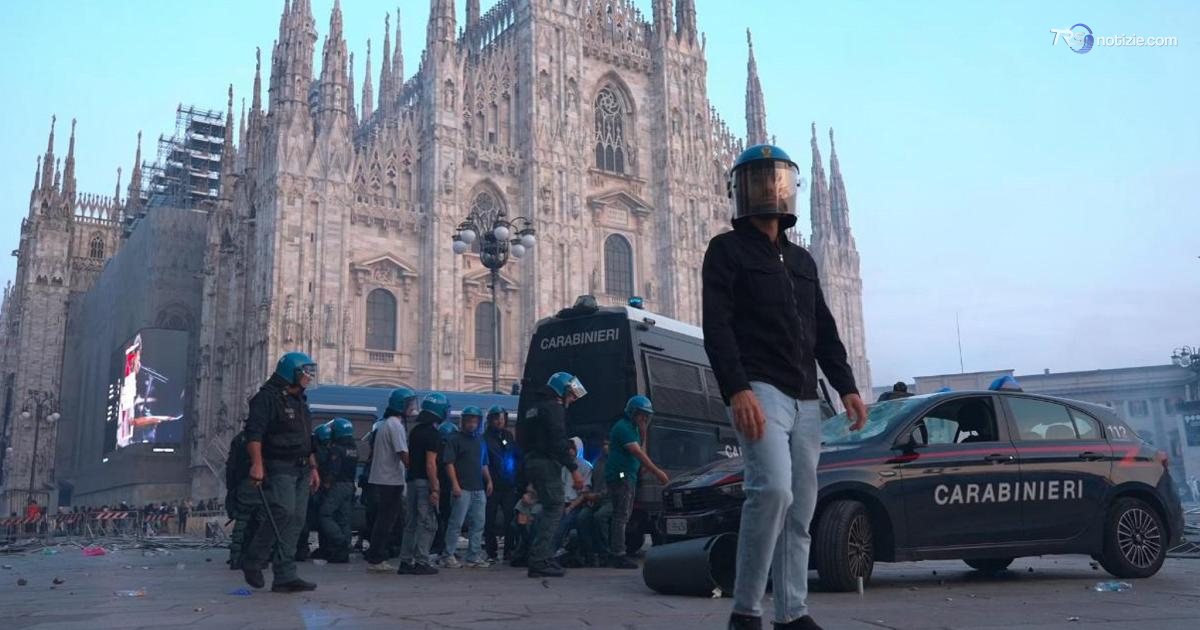 Milano, caos totale in piazza Duomo, auto dei carabinieri distrutte