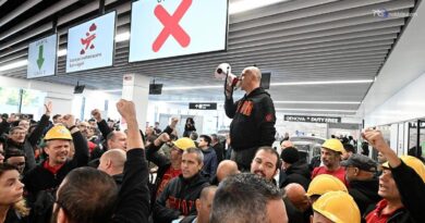 Ex Ilva: a Genova riparte la protesta, operai occupano l'aeroporto