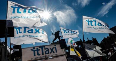 Manifestazione tassisti e Ncc sotto al Mit sul caro carburante: "Governo ci incontri"