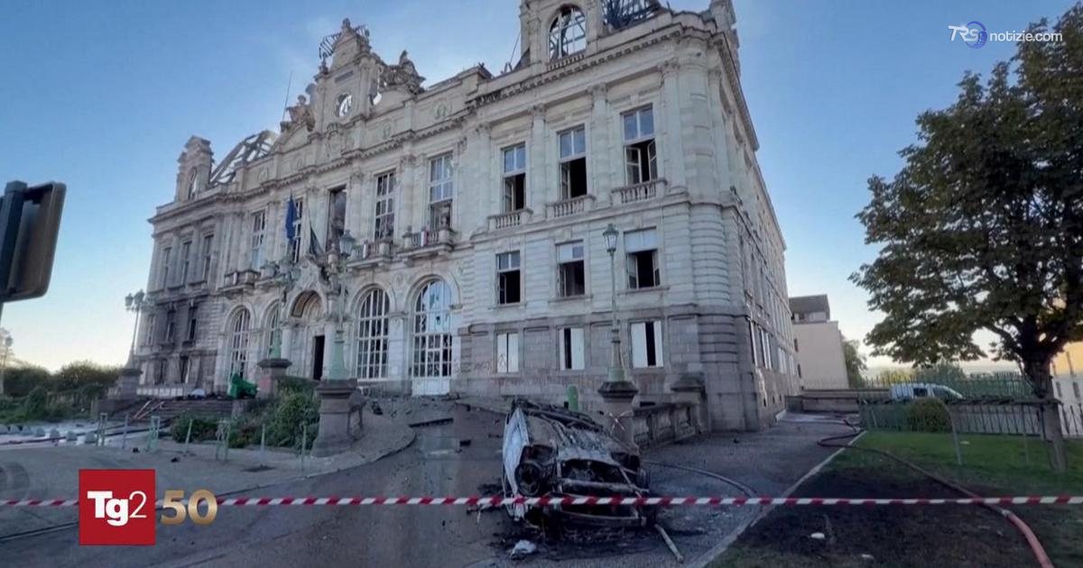 Francia nel caos, coprifuoco a Parigi e Lione