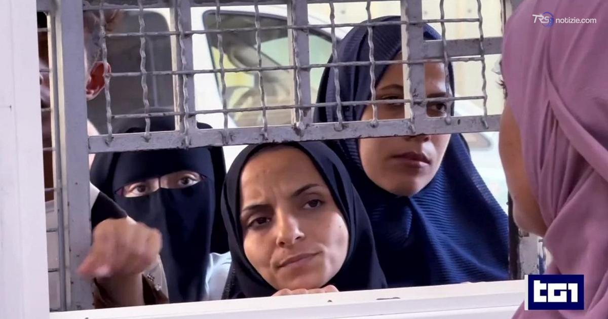 Gaza, l’attesa davanti alle farmacie con gli scaffali vuoti