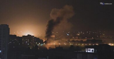 Inferno a Kharkiv: droni e bombe plananti sventrano un palazzo nella notte