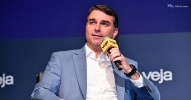 Flavio Bolsonaro è negli Stati Uniti ma la sua partenza è da film