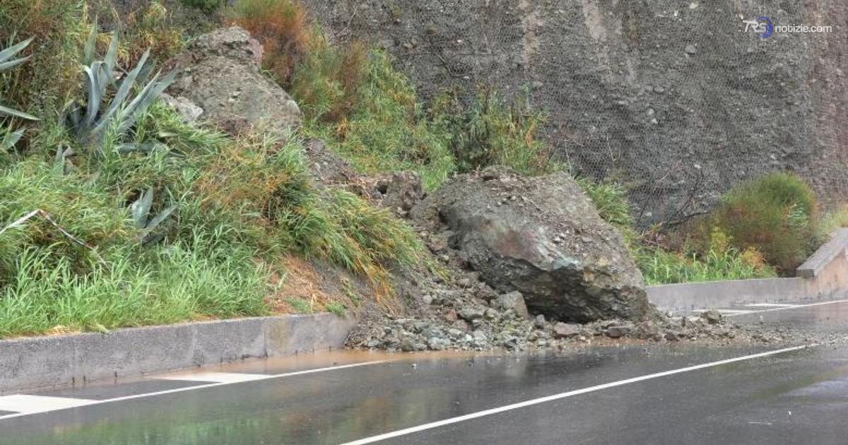 Aurelia spezzata dalla frana: fango e roccia tra Celle e Albissola, scatta la chiusura d’emergenza