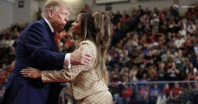 Trump senza freni in un comizio in Michigan presenta la rapper Nicki Minaj: "Un gran bel sedere"