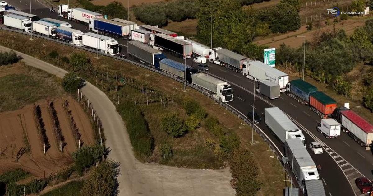 Protesta dei tir nel Casertano: caselli bloccati e traffico in tilt per il caro carburante
