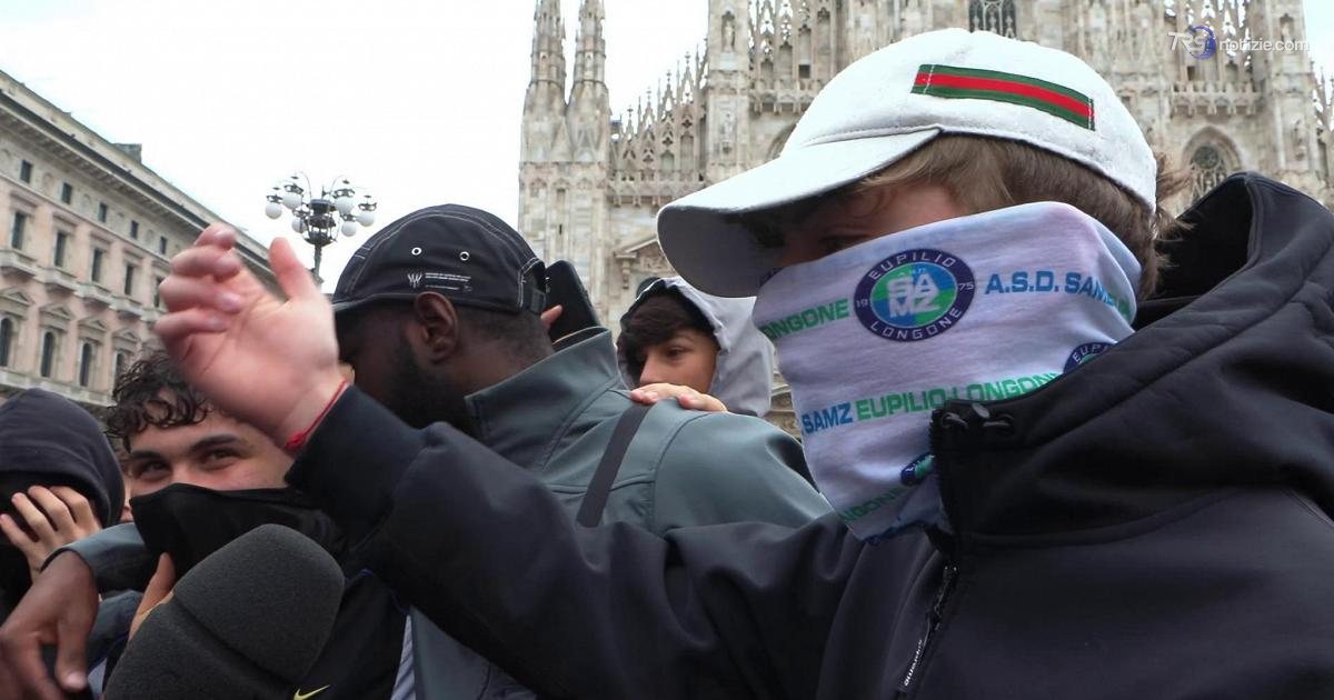 Milano, i giovani in piazza Duomo: "Protestiamo per far sentire la nostra voce"